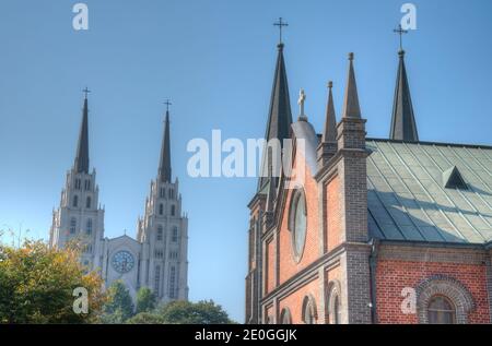 Jeil Kirche hinter der Kathedrale unserer Dame von Lourdes in Daegu, Republik Korea gesehen Stockfoto