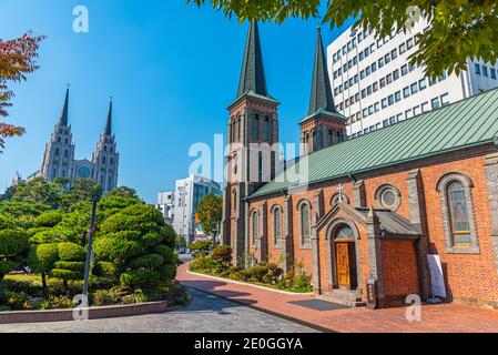 Jeil Kirche hinter der Kathedrale unserer Dame von Lourdes in Daegu, Republik Korea gesehen Stockfoto