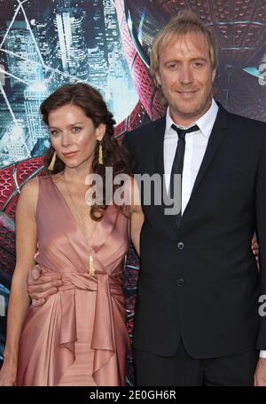 Rhys Ifans und Anna Friel kommen am 28. Juni 2012 bei der Premiere von Columbia Pictures für 'The Amazing Spider-man' im Regency Village Theatre in Westwood, Los Angeles, CA, USA, an. Foto von Baxter/ABACAPRESS.COM Stockfoto