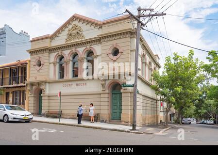Das Glebe Courthouse und die angrenzende Polizeiwache in Glebe, Sydney, wurde 1889 vom Colonial Architect entworfen und ist ein viktorianisches Italianate-Design Stockfoto