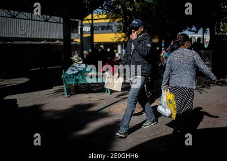 HERMOSILLO, MEXIKO DEZEMBER 31: Die Menschen gehen durch die Straßen der Innenstadt, um das ganze Jahr über einkaufen zu gehen. Das tägliche Leben von Hermosillences, am letzten Tag des Jahres am 31. Dezember 2020 in Hermosillo, Mexiko. Neujahr (Foto von Luis Gutierrez / Norte Photo) HERMOSILLO, MEXIKO DICIEMBRE 31: Personas caminan por las calles del Centro de la ciudad para las compras de fin de año. Vida cotidiana de hermosillences, durante el ultimo dia del año el 31 de Diciembre 2020 en Hermosillo, Mexiko. año nuevo (Foto: Luis Gutierrez/Norte Photo) Stockfoto