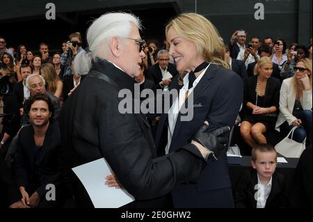 Karl Lagerfeld und Sharon Stone waren am 30. Juni 2012 auf der Dior Kollektion Frühjahr/Sommer 2013 im Rahmen der Paris Fashion Week in Frankreich vertreten. Foto von Nicolas Briquet/ABACAPRESS.COM Stockfoto