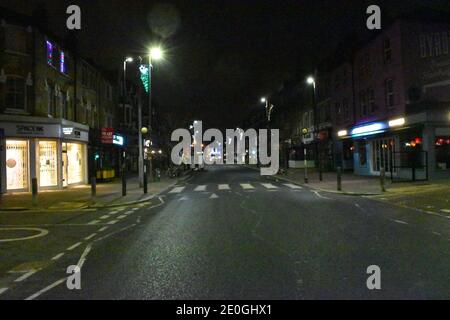 London, Großbritannien. Dezember 2020. Northcote Road in Clapham Junction, South West London normalerweise voller Restaurants und Pubs ist menschenleer, da neue Schließungen unter Coronavirus Tier 4 Auswirkungen haben. Kredit: JOHNNY ARMSTEAD/Alamy Live Nachrichten Stockfoto