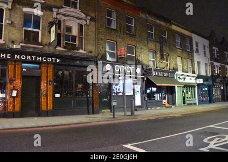 London, Großbritannien. Dezember 2020. Northcote Road in Clapham Junction, South West London normalerweise voller Restaurants und Pubs ist menschenleer, da neue Schließungen unter Coronavirus Tier 4 Auswirkungen haben. Kredit: JOHNNY ARMSTEAD/Alamy Live Nachrichten Stockfoto