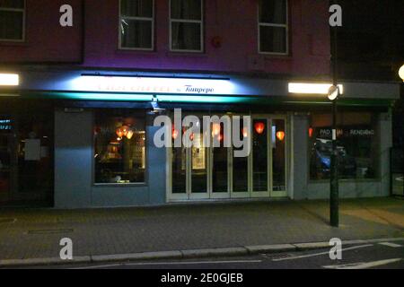 London, Großbritannien. Dezember 2020. Northcote Road in Clapham Junction, South West London normalerweise voller Restaurants und Pubs ist menschenleer, da neue Schließungen unter Coronavirus Tier 4 Auswirkungen haben. Kredit: JOHNNY ARMSTEAD/Alamy Live Nachrichten Stockfoto