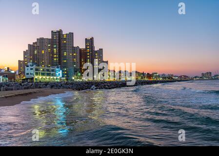 Skyline von Sokcho hinter dem Meer, Republik Korea Stockfoto