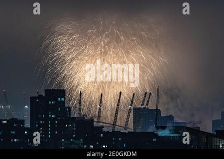 Silvester: Spektakuläres Feuerwerk über der O2 Arena im Osten Londons, Großbritannien. Stockfoto
