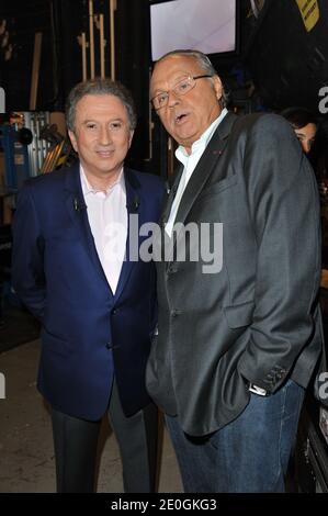 Michel Drucker und Gerard Louvin bei der Aufnahme von Vivement Dimanche am 25. April 2012 in Paris, Frankreich. Foto von Max Colin/ABACAPRESS.COM Stockfoto