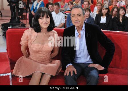 Sänger Lio und Alain Chamfort bei der Aufnahme von Vivement Dimanche am 25. April 2012 in Paris, Frankreich. Foto von Max Colin/ABACAPRESS.COM Stockfoto