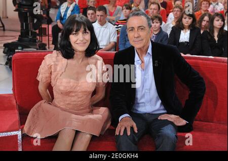 Sänger Lio und Alain Chamfort bei der Aufnahme von Vivement Dimanche am 25. April 2012 in Paris, Frankreich. Foto von Max Colin/ABACAPRESS.COM Stockfoto