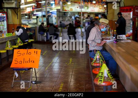 HERMOSILLO, MEXIKO DEZEMBER 31: Alltag von Hermosillences in den Straßen der Innenstadt am letzten Tag des Jahres, am 31. Dezember 2020 in Hermosillo, Mexiko .. (Foto von Luis Gutierrez / Norte Photo) HERMOSILLO, MEXIKO DICIEMBRE 31: Vida cotidiana de hermosillences en las calles del Centro de la ciudad durante el ultimo dia del año, el 31 de Diciembre, 2020 en Hermosillo, Mexiko.. (Foto von Luis Gutierrez/Norte Photo) UN hombre Bürgermeister sentado lee el periodico en sana distancia en el Mercado Municipal . Ein älterer Mann sitzt liest die Zeitung in einer gesunden Entfernung in der Municipal Mar Stockfoto