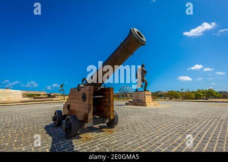 Statue von Francisco de Miranda, mit Kanone im Vordergrund, auf der Malecón in Havanna, Kuba Stockfoto