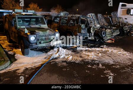 Leipzig, Deutschland. Dezember 2020. Ausgebrannte Geländefahrzeuge der Bundeswehr befinden sich auf dem Gelände eines Autohauses. Nach ersten Erkenntnissen geht die Polizei von Brandstiftung aus. Quelle: Sebastian Willnow/dpa-Zentralbild/dpa/Alamy Live News Stockfoto