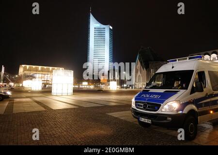 Leipzig, Deutschland. Dezember 2020. Ein Polizeifahrzeug auf dem leeren Augustusplatz. Die Stadt Leipzig hatte zu Silvester Versammlungen verboten und in drei Zonen - darunter auch das Connewitzer Kreuz - ein Feuerwerkverbot erlassen. Quelle: Sebastian Willnow/dpa-Zentralbild/dpa/Alamy Live News Stockfoto