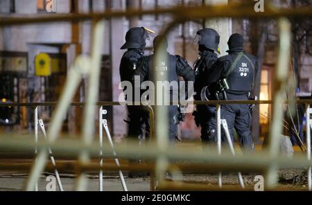 Leipzig, Deutschland. Dezember 2020. Polizeibeamte stehen hinter Hamburger Kneipen am Connewitzer Kreuz. Die Stadt Leipzig hatte zu Silvester Versammlungen verboten und in drei Zonen Feuerwerkskörper verboten. Quelle: Sebastian Willnow/dpa-Zentralbild/dpa/Alamy Live News Stockfoto