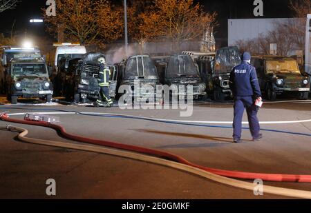 Leipzig, Deutschland. Dezember 2020. Ausgebrannte Geländefahrzeuge der Bundeswehr befinden sich auf dem Gelände eines Autohauses. Nach ersten Erkenntnissen geht die Polizei von Brandstiftung aus. Quelle: Sebastian Willnow/dpa-Zentralbild/dpa/Alamy Live News Stockfoto