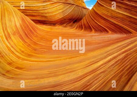 The Wave ist eine berühmte Sandsteinfelsenformation in Coyote Buttes, Arizona, die für ihre farbenfrohen, welligen Formen bekannt ist Stockfoto