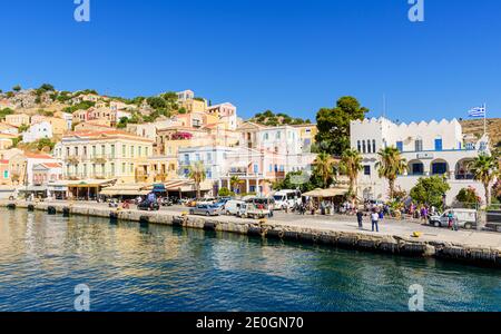 Der bunte Hafen von Yialos Town auf der Insel Symi, Dodekanes, Griechenland Stockfoto