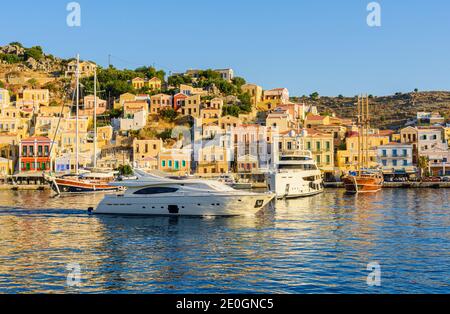 Luxusboote im Hafen von Yialos Town, auf der Insel Symi, Griechenland Stockfoto