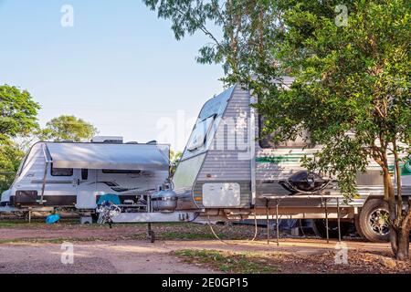 Townsville, Queensland, Australien - Dezember 2020: Zwei Wohnwagen parkten in einem schattigen Platz in einem ländlichen Hinterhof Stockfoto