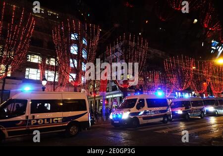 Paris, Frankreich. Dezember 2020. Polizeiautos, die Polizisten tragen, versammeln sich in der Champs Elysees Avenue für eine Ausgangssperre am Silvesterabend in Paris am 31. Dezember 2020. Frankreich hat im ganzen Land eine Ausgangssperre verhängt, um COVID-19-Infektionen zu vermeiden. Kredit: Gao Jing/Xinhua/Alamy Live Nachrichten Stockfoto