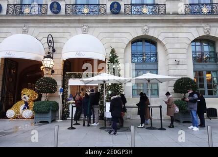 Paris, Frankreich. Dezember 2020. Vor einer Ausgangssperre am Silvesterabend in Paris am 31. Dezember 2020 stehen die Leute in einer Schlange, um Dessert in einem Konditorhaus zum Mitnehmen zu kaufen. Frankreich hat im ganzen Land eine Ausgangssperre verhängt, um COVID-19-Infektionen zu vermeiden. Kredit: Gao Jing/Xinhua/Alamy Live Nachrichten Stockfoto