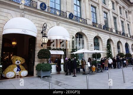 Paris, Frankreich. Dezember 2020. Vor einer Ausgangssperre am Silvesterabend in Paris am 31. Dezember 2020 stehen die Leute in einer Schlange, um Dessert in einem Konditorhaus zum Mitnehmen zu kaufen. Frankreich hat im ganzen Land eine Ausgangssperre verhängt, um COVID-19-Infektionen zu vermeiden. Kredit: Gao Jing/Xinhua/Alamy Live Nachrichten Stockfoto