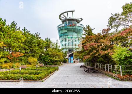 INCHEON, KOREA, 24. OKTOBER 2019: Aussichtsturm auf der Insel Wolmido in Incheon, republik Korea Stockfoto