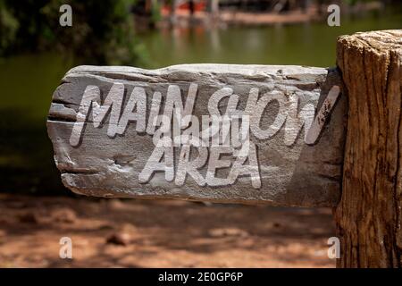 Townsville, Queensland, Australien - Dezember 2020: Hauptaufstellung auf Holzpfosten Stockfoto