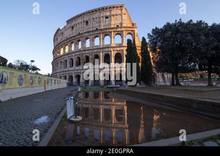 Rom, Italien. Dezember 2020. Blick auf das Kolosseum in einer Pfütze am 31. Dezember 2020 (Foto: Matteo Nardone/Pacific Press) Quelle: Pacific Press Media Production Corp./Alamy Live News Stockfoto