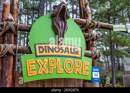 Eintritt zur Dinosaur Explore Attraction mit lebensgroßen, interaktiven Dinosauriern im Stone Mountain Park in Atlanta, Georgia. (USA) Stockfoto