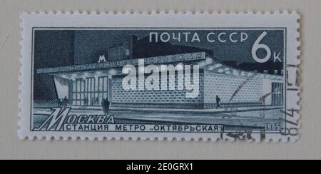 Vintage Stempel gedruckt in der UdSSR im Jahr 1965 zeigt die Oktyabrskaya U-Bahn-Station in Moskau Stockfoto