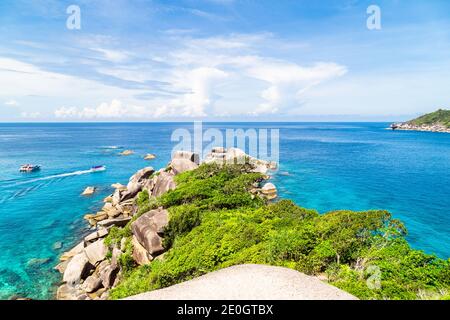 Aussichtspunkt auf Similan Island, warmes und klares azurblaues Meerwasser, Phuket, Thailand Stockfoto