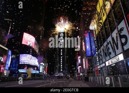 New York, Usa. Dezember 2020. Konfetti füllen die Luft und Feuerwerk explodiert über One Times Square, der leer ist und für die Öffentlichkeit wegen der Coronavirus-Pandemie an der 10 Uhr der Silvesterfeier in New York City am Donnerstag, 31. Dezember 2020 geschlossen ist. Aufgrund der anhaltenden COVID-19 Pandemie wird Silvester 2021 auf dem Times Square in diesem Jahr nicht für die Öffentlichkeit zugänglich sein. Foto von John Angelillo/UPI Kredit: UPI/Alamy Live Nachrichten Stockfoto