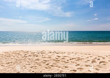Leere tropischen Strand Hintergrund. Horizont mit Himmel und weißen Sand Stockfoto