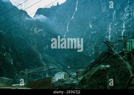 PT Freeport Indonesiens unglaublich reiches Grasberg-Bergwerk im Hochland von West Papua ist auf die weltweit höchste Seilbahn angewiesen (Mai 2000) Stockfoto