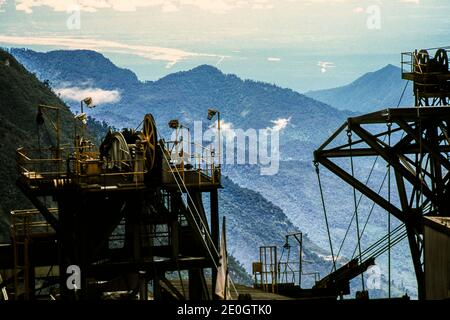 PT Freeport Indonesiens unglaublich reiches Grasberg-Bergwerk im Hochland von West Papua ist auf die weltweit höchste Seilbahn angewiesen (Mai 2000) Stockfoto