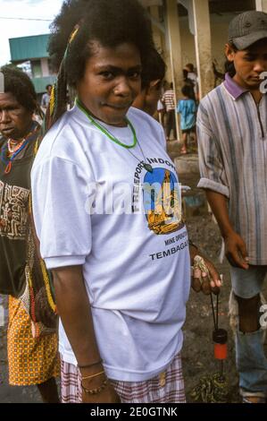 Hinter dem Stadtbüro in der Kupferminenstadt Tembagapura von PT Freeport Indonesia befindet sich der mit Indonesiern und den örtlichen Amungme Papuans überfüllte Arbeitermarkt. West Papua, Indonesien Stockfoto