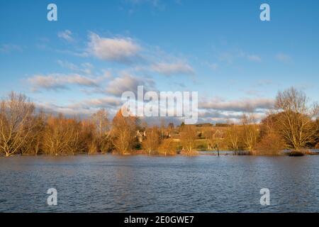 Überfluteter Fluss windrush rund um das cotswold Dorf Swinbrook am heiligabend 2020. Swinbrook, Cotswolds, Oxfordshire, England Stockfoto