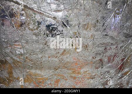 Gebrochenes Glas in den Rissen für das Hintergrundbild. Stockfoto