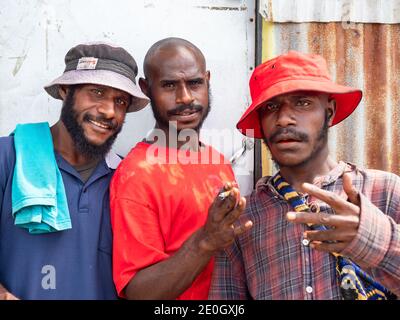 Einheimische Männer hängen in der Innenstadt von Wewak, der Hauptstadt der Provinz East Sepik von Papua-Neuguinea. Stockfoto