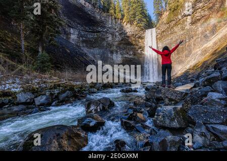 Mädchen beobachten einen schönen Wasserfall in der kanadischen Natur Stockfoto