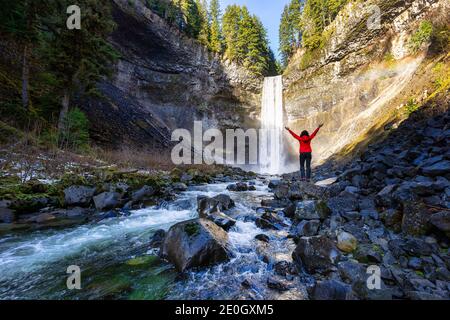 Mädchen beobachten einen schönen Wasserfall in der kanadischen Natur Stockfoto