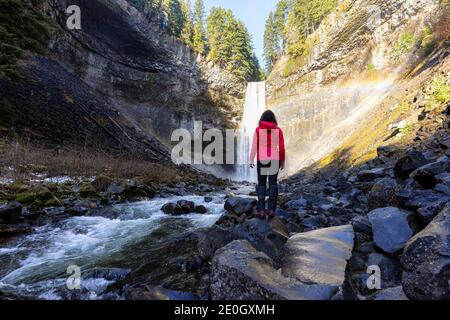 Mädchen beobachten einen schönen Wasserfall in der kanadischen Natur Stockfoto