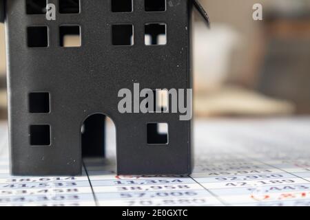 House on Spreadsheet - Hypothekenfinanzierung Konzept für Darlehen Stockfoto