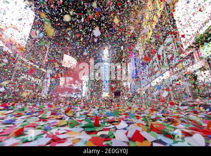 New York, Usa. Januar 2021. Konfetti füllen die Luft und Feuerwerk explodiert über One Times Square, der leer ist und für die Öffentlichkeit wegen der Coronavirus-Pandemie nach Mitternacht der Silvesterfeier in New York City am Freitag, 1. Januar 2021 geschlossen ist. Aufgrund der anhaltenden COVID-19 Pandemie war Silvester 2021 auf dem Times Square in diesem Jahr nicht für die Öffentlichkeit zugänglich. Foto von John Angelillo/UPI Kredit: UPI/Alamy Live Nachrichten Stockfoto