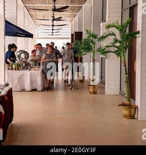 Townsville, Queensland, Australien - Dezember 2020: Leute stehen für ein Buffet Weihnachtsessen im Resort Hotel Stockfoto