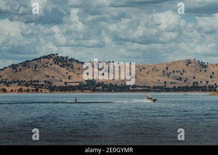 Schöne Aussicht auf die Berge über den See Hume von Ebden, Victoria, in der Nähe von Albury und Wodonga. Stockfoto