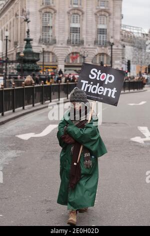 Der letzte Anti-Kriegs-Marcher Piccadilly, der Teil eines marsches war, der am Marble Arch begann und mit einer Kundgebung am Trafalgar Square endete. Der Protest war für die Entwaffnung der Truppen aus dem Irak und die nukleare Abrüstung. Piccadilly, London, Großbritannien. Februar 2007, 24 Stockfoto