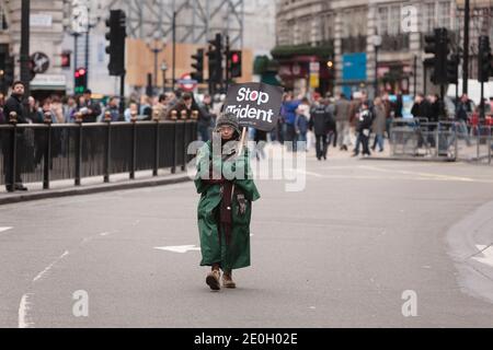 Der letzte Anti-Kriegs-Marcher Piccadilly, der Teil eines marsches war, der am Marble Arch begann und mit einer Kundgebung am Trafalgar Square endete. Der Protest war für die Entwaffnung der Truppen aus dem Irak und die nukleare Abrüstung. Piccadilly, London, Großbritannien. Februar 2007, 24 Stockfoto